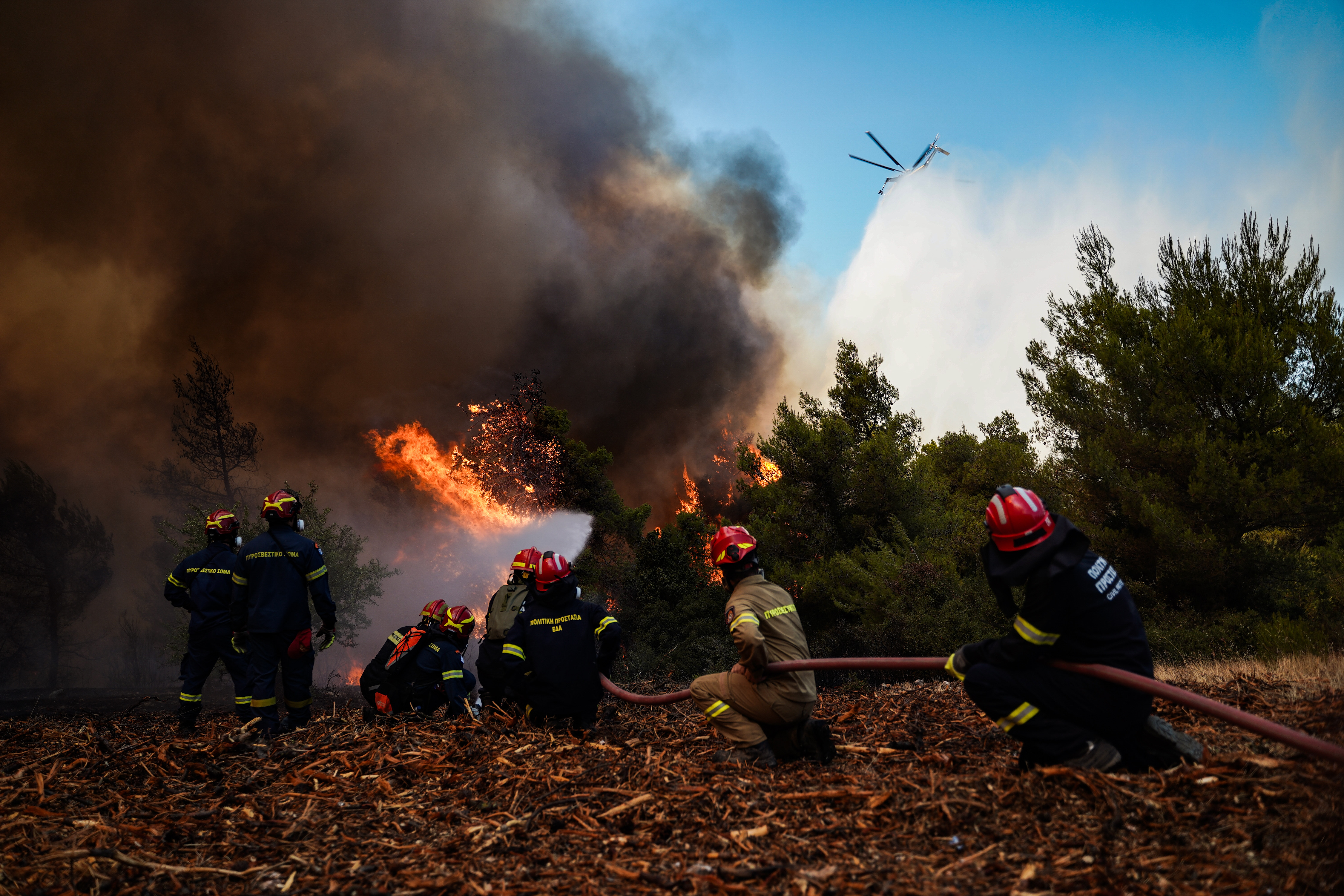 Φωτιές: Ολονύχτια μάχη με τις φλόγες στη Δυτική Αττική, μπαράζ 112 – Ξεκίνησαν ρίψεις τα εναέρια μέσα