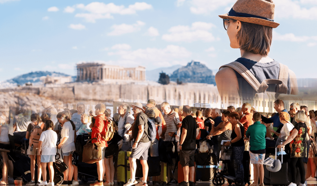 Ελληνικός τουρισμός: Γιατί οι πολλές αφίξεις δεν γεμίζουν τα ταμεία – Το στοίχημα του Αυγούστου
