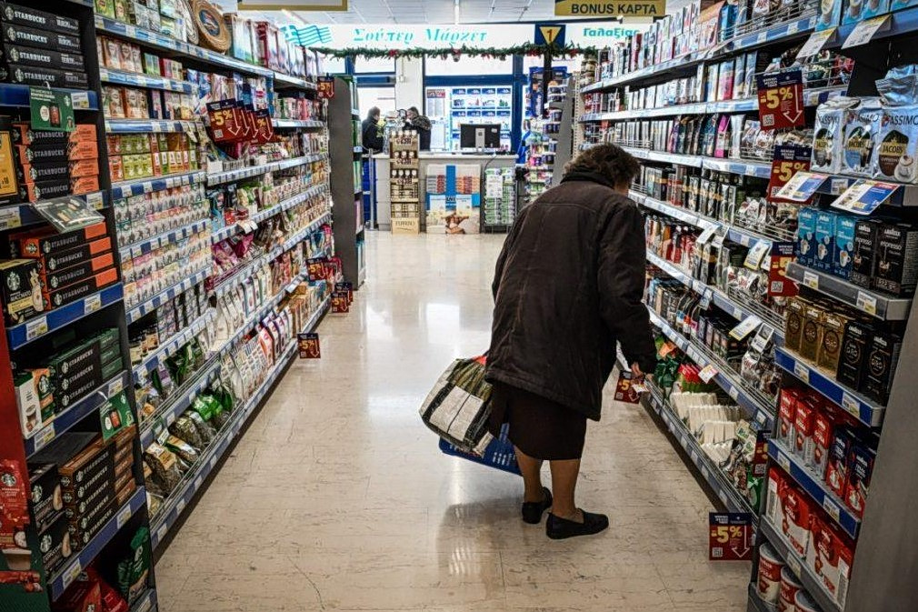 Οικονομία: Οι «δύο Ελλάδες» μέσα από τις εκθέσεις της ΤτΕ και της ΓΣΕΕ