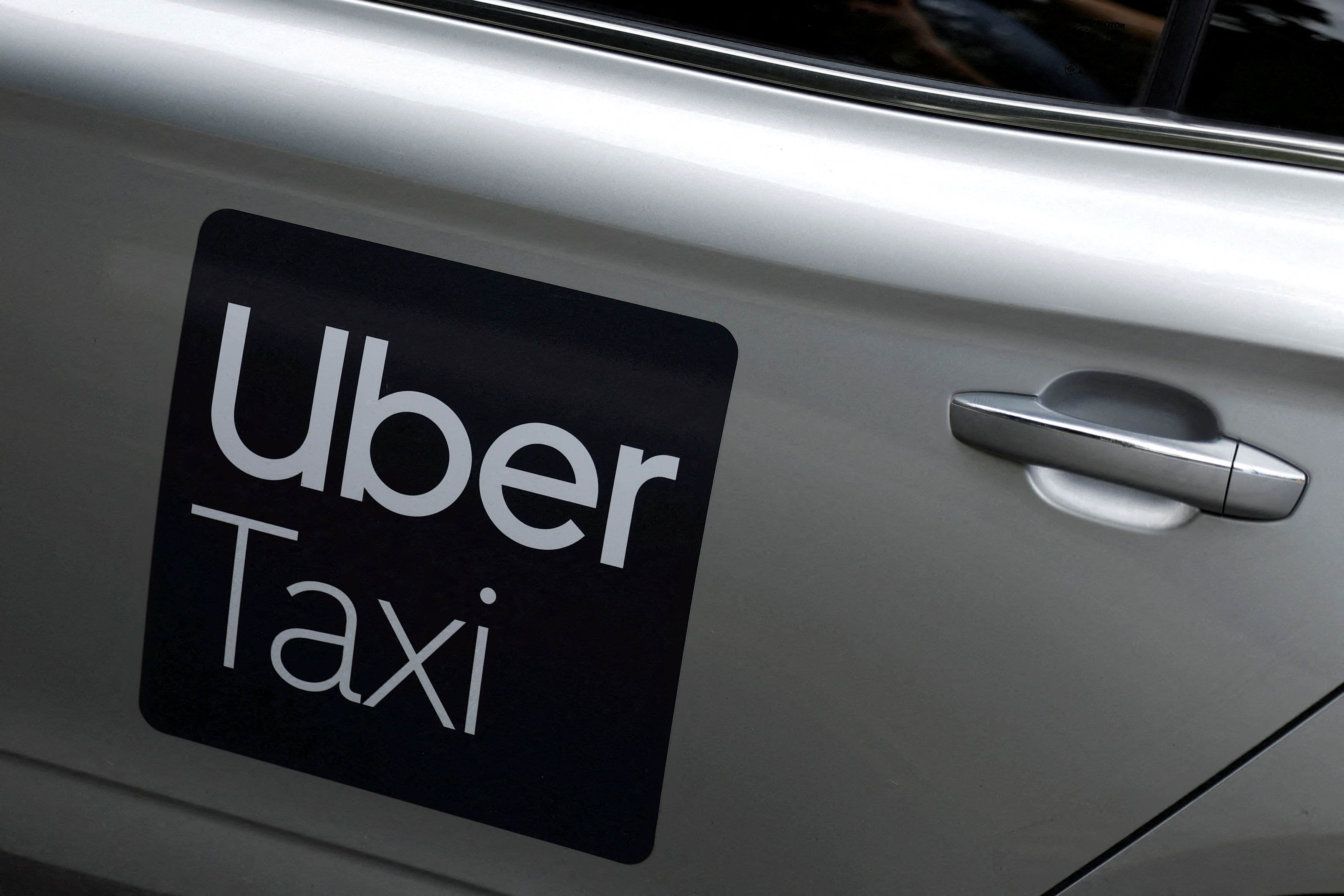 Uber: Πρόστιμο 825 εκατ. ευρώ από την Ολλανδία για αυτοματοποιημένες αναστολές οδηγών
