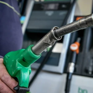 Βενζίνη: Τι κρατά ψηλά τις τιμές;