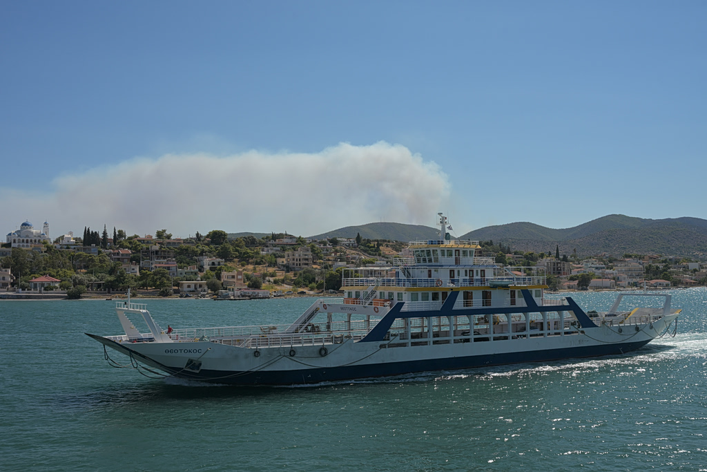 Σαλαμίνα: Τραγωδία με δύο νεκρούς, εννέα τραυματίες και καμένα σπίτια – Σε ύφεση το πύρινο μέτωπο