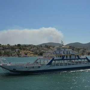 Σαλαμίνα: Τραγωδία με δύο νεκρούς, εννέα τραυματίες και καμένα σπίτια – Σε ύφεση το πύρινο μέτωπο