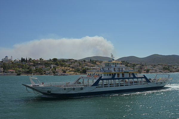 Σαλαμίνα: Τραγωδία με δύο νεκρούς, εννέα τραυματίες και καμένα σπίτια – Σε ύφεση το πύρινο μέτωπο