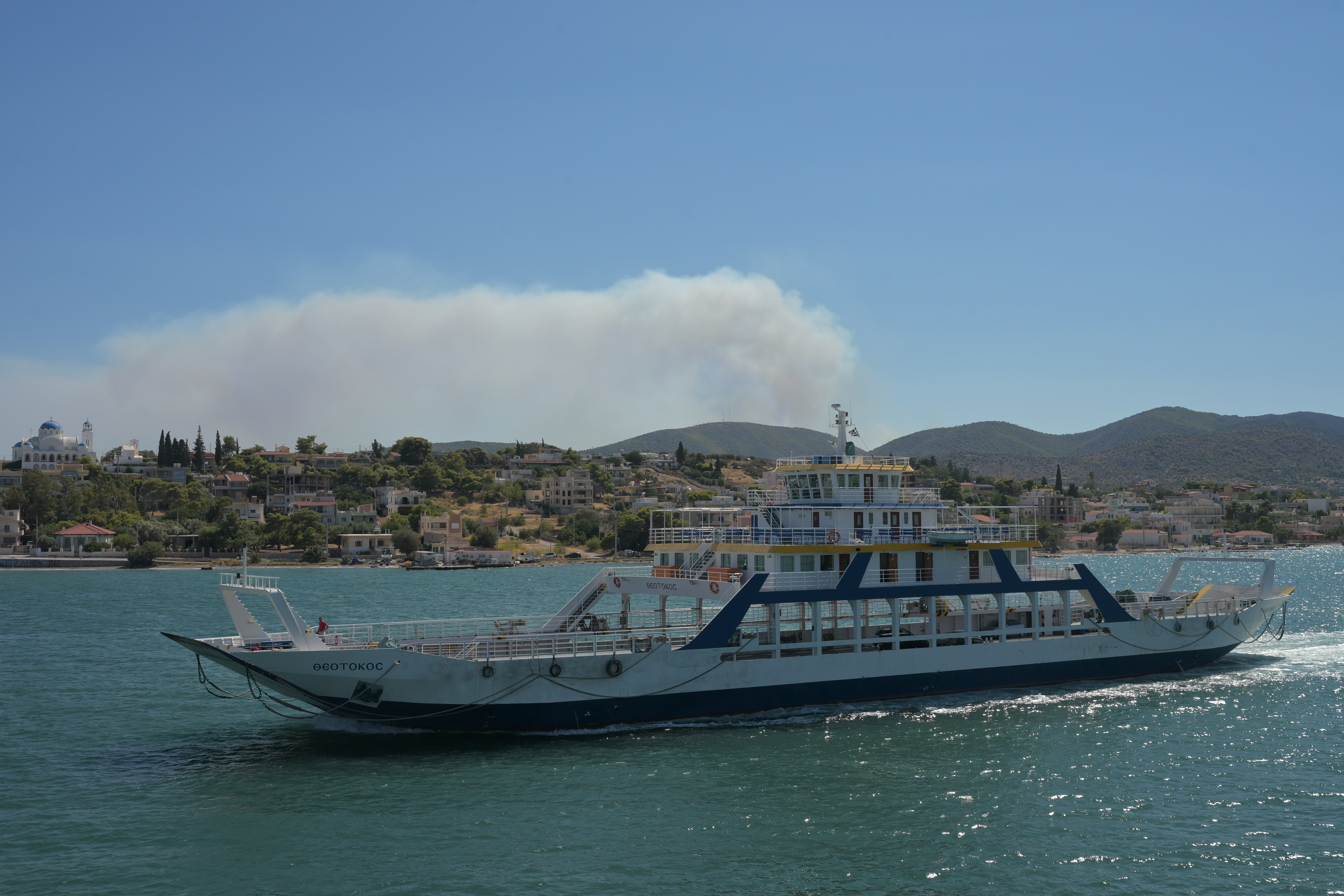 Σαλαμίνα: Τραγωδία με δύο νεκρούς, εννέα τραυματίες και καμένα σπίτια – Σε ύφεση το πύρινο μέτωπο