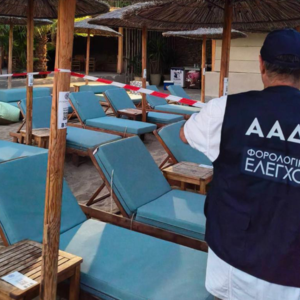ΑΑΔΕ: 48ωρο λουκέτο και πρόστιμα σε γνωστό beach club της Πάρου