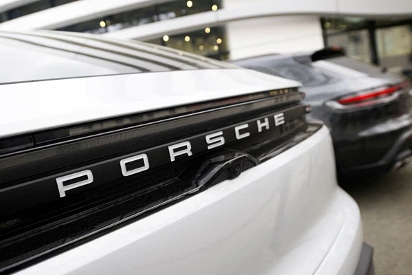 Porsche: Το «χαστούκι» από τα ηλεκτρικά οχήματα, η αλλαγή ρότας και οι προκλήσεις ως το 2028