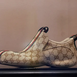 Gucci: Ποια ιταλική παράδοση «έσπασε» στα νέα της παπούτσια