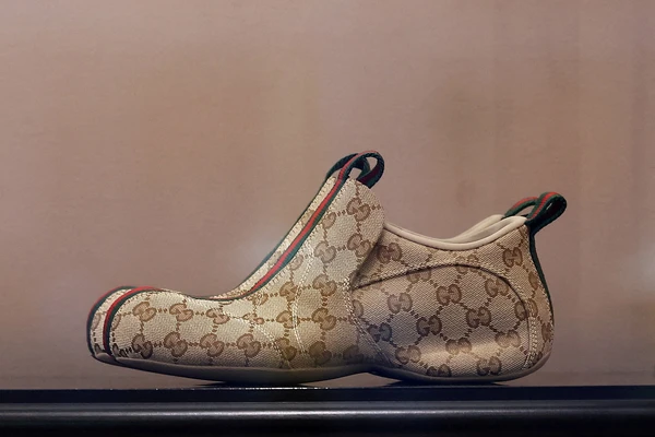 Gucci: Ποια ιταλική παράδοση «έσπασε» στα νέα της παπούτσια
