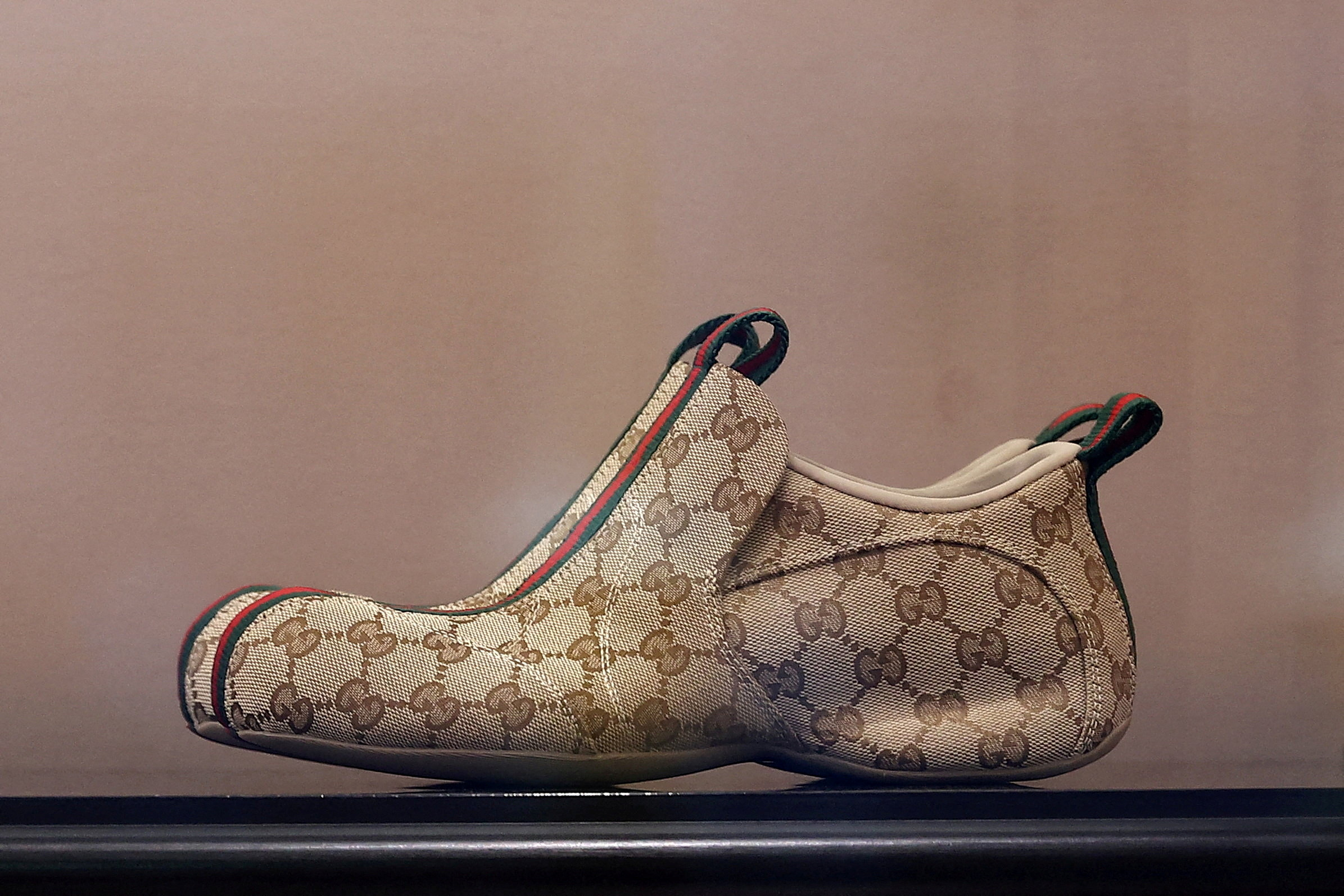 Gucci: Ποια ιταλική παράδοση «έσπασε» στα νέα της παπούτσια