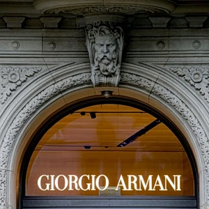 Armani: Οι «νάρκη» του ιδρυτή, η «παγωμένη» αγορά ειδών πολυτελείας και η ανάγκη για αναδιάρθρωση
