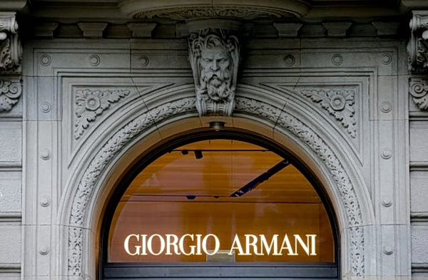 Armani: Οι «νάρκη» του ιδρυτή, η «παγωμένη» αγορά ειδών πολυτελείας και η ανάγκη για αναδιάρθρωση