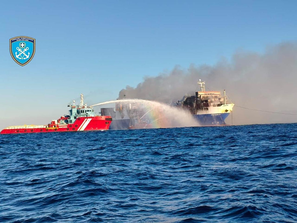 Attica Ferries: Συνεχίζεται η πυρκαγιά στα ανώτερα καταστρώματα του Blue Carrier 2