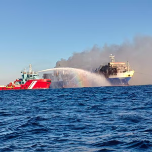 Attica Ferries: Συνεχίζεται η πυρκαγιά στα ανώτερα καταστρώματα του Blue Carrier 2