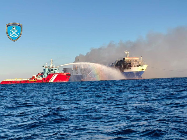 Attica Ferries: Συνεχίζεται η πυρκαγιά στα ανώτερα καταστρώματα του Blue Carrier 2