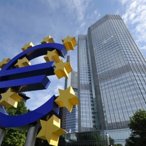 Επιτόκια: «Κλειδί» η τιμή του πετρελαίου για τις επόμενες κινήσεις της ΕΚΤ