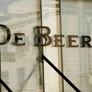 De Beers: Η επιστροφή στο «φυσικό» και το «αγκάθι» στη διαφήμισης