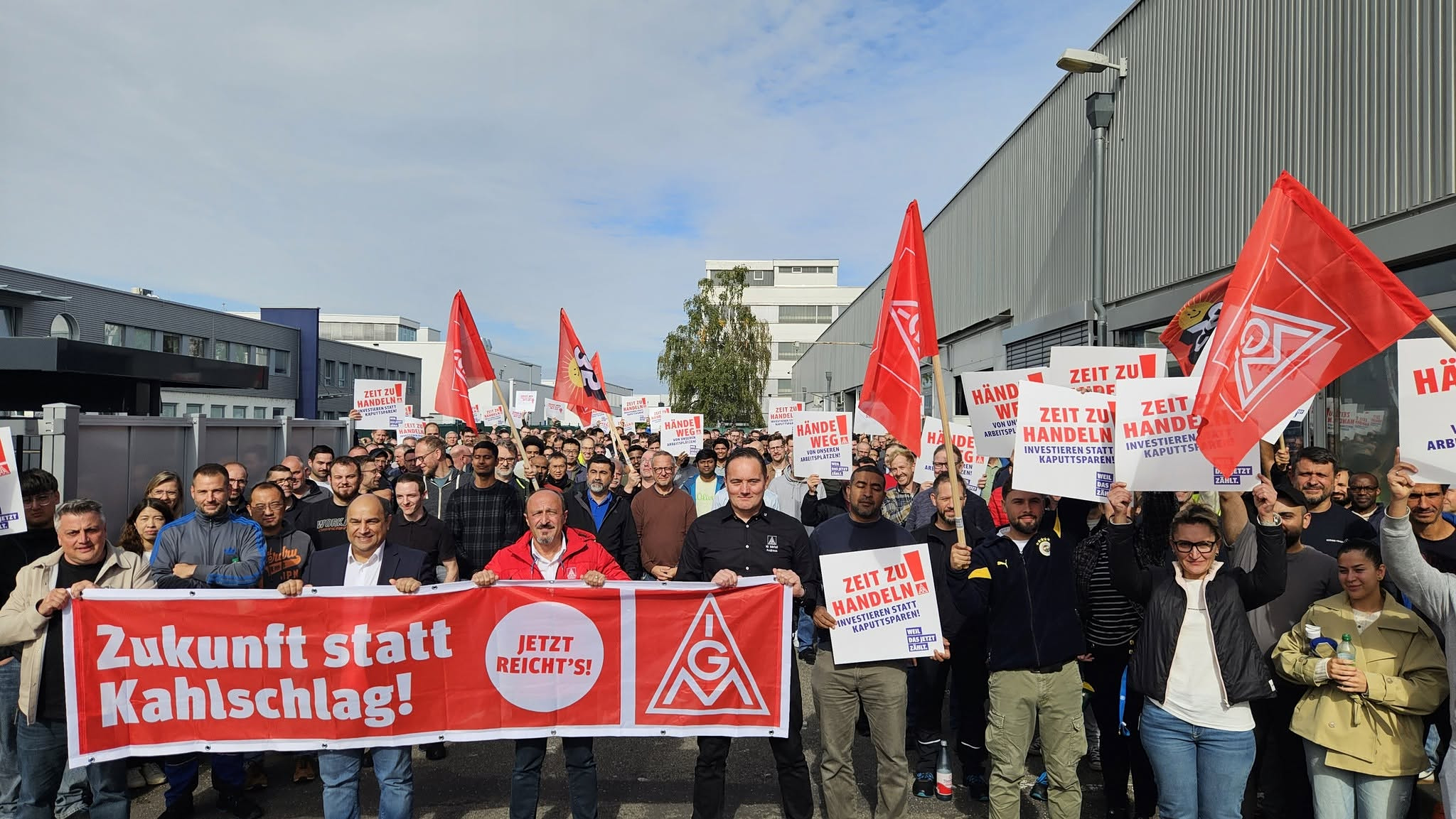 Γερμανία: Στους δρόμους χιλιάδες εργαζόμενοι στην αυτοκινητοβιομηχανία