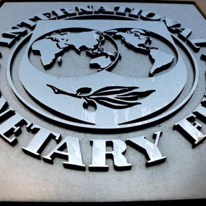 Oxfam: Κατηγορεί το ΔΝΤ ότι επιβάλλει σκληρές περικοπές στις χώρες που δανείζει – Τι προτείνει