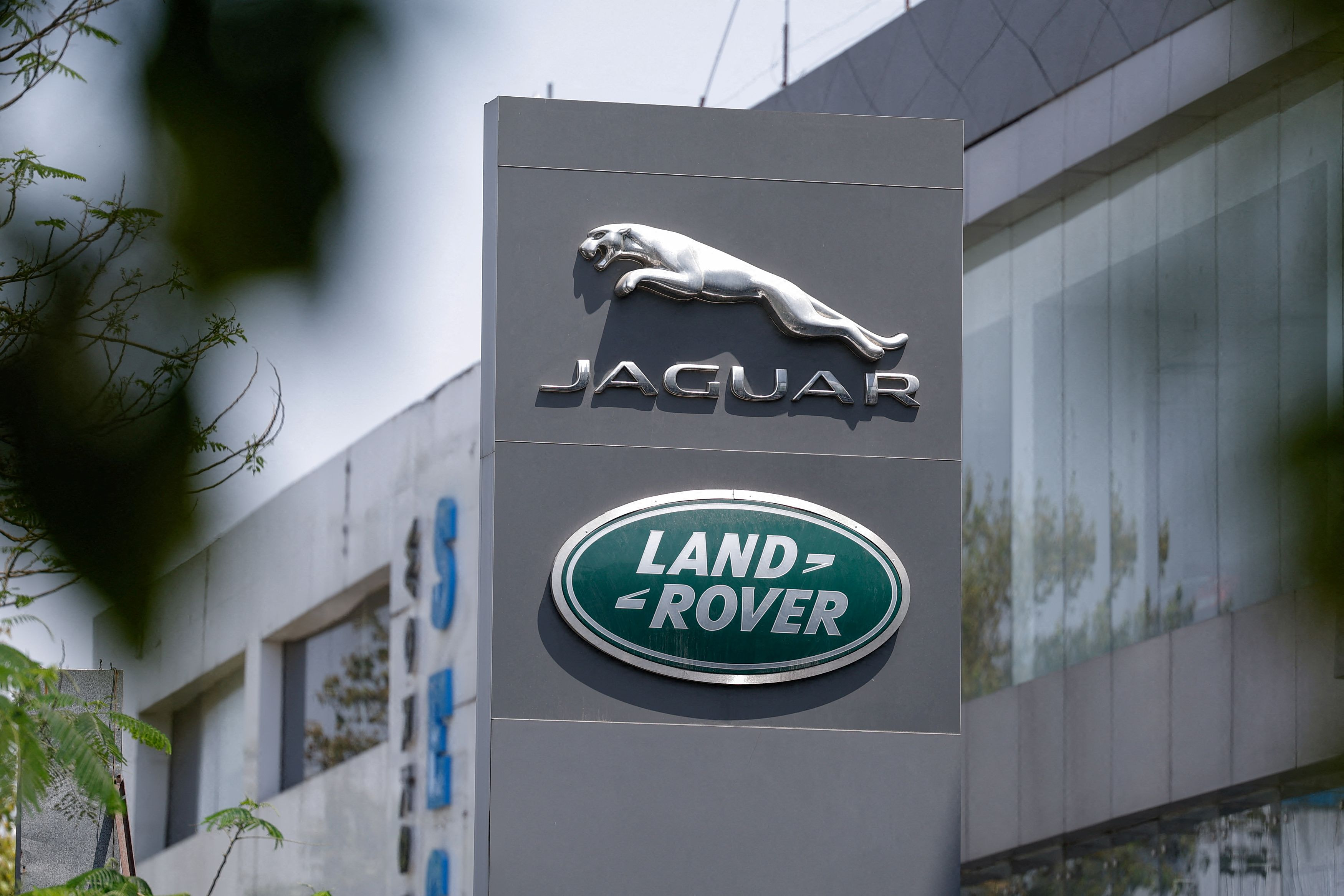 Jaguar Land Rover: Κανένα πακέτο στήριξης παρά τις αναφορές για χιλιάδες απολύσεις