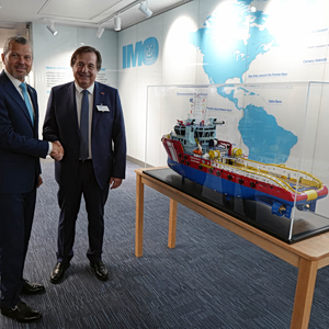 IMO: Ένα ελληνικό ναυαγοσωστικό «κοσμεί» την είσοδο του οργανισμού στο Λονδίνο