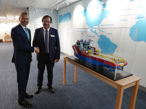 IMO: Ένα ελληνικό ναυαγοσωστικό «κοσμεί» την είσοδο του οργανισμού στο Λονδίνο