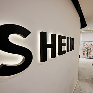 Shein: Η «βουτιά» στην αποτίμηση, η κόντρα με την Ευρώπη και το «μπάσιμο» σε δυτικά brands