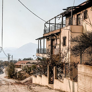 Πυρόπληκτοι: «Παγώνουν» για 12 μήνες πλειστηριασμοί και κατασχέσεις