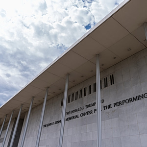 ΗΠΑ: Στα πρόθυρα πτώχευσης και κλεισίματος το Κέντρο Κένεντι, γράφει η Washington Post