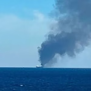 Attica Ferries: Συνεχίζεται η πυρκαγιά στα ανώτερα καταστρώματα του Blue Carrier 2