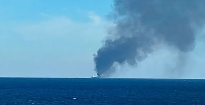 Attica Ferries: Σύσκεψη για τη διαχείριση της πυρκαγιάς στο Blue Carrier 2