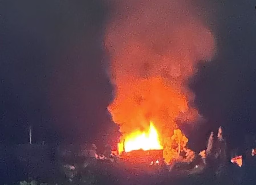 Μεγάλη φωτιά και εκρήξεις στην Achaia Clauss- Μάχη να μην επεκταθεί στο δάσος