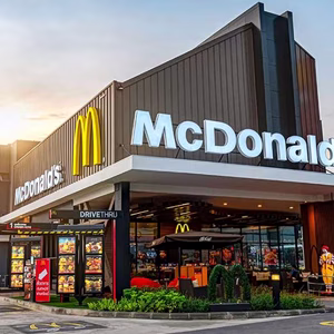 McDonald’s: Βουτιά 30% λόγω αύξησης τιμών