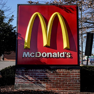 McDonald’s: Το κοτόπουλο «υπόσχεται»… μερίδια στην αγορά – Η Gen Z και η «μάχη» της εστίασης
