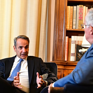 Μητσοτάκης: Πετάει το μπαλάκι στην ΕΕ για μείωση ΕΦΚ στα καύσιμα
