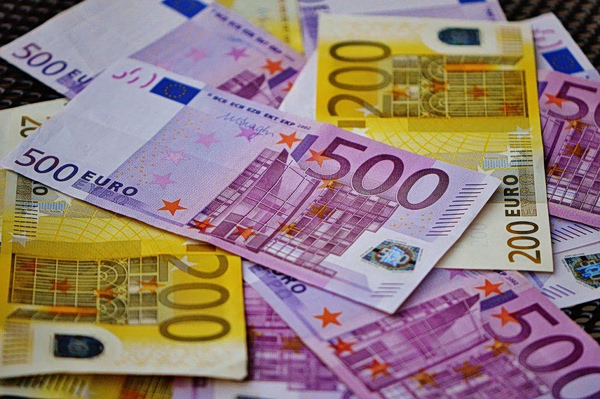 Six in 10 Greeks Borrow to Pay Their Bills