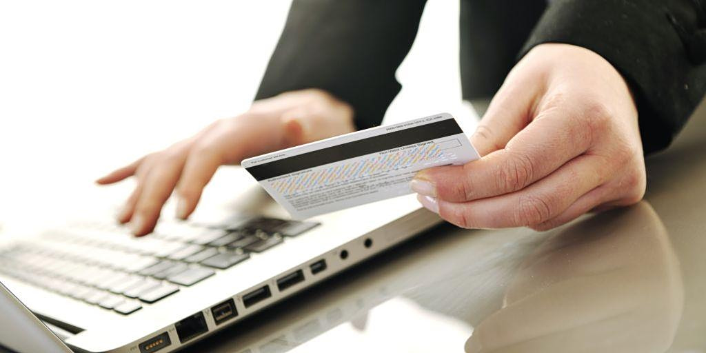Adobe: Προβλέπει εκτίναξη 130% στο online εμπόριο μέσω ΑΙ – Η ανατροπή στην αγορά διαφήμισης