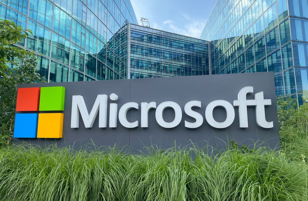 Microsoft: «Εθελούσια έξοδος» για 60.000 υπαλλήλους, «μαχαίρι» στις δαπάνες