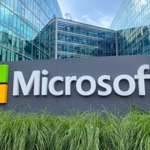 Microsoft: «Εθελούσια έξοδος» για 60.000 υπαλλήλους, «μαχαίρι» στις δαπάνες