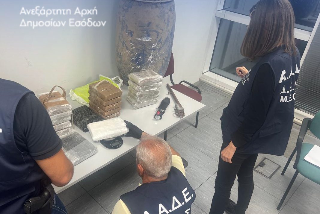ΑΑΔΕ: Επιχείρηση «Τα Άνθη του Κακού» – Νέα ευρήματα στο ίδιο δίκτυο διακίνησης κοκαΐνης