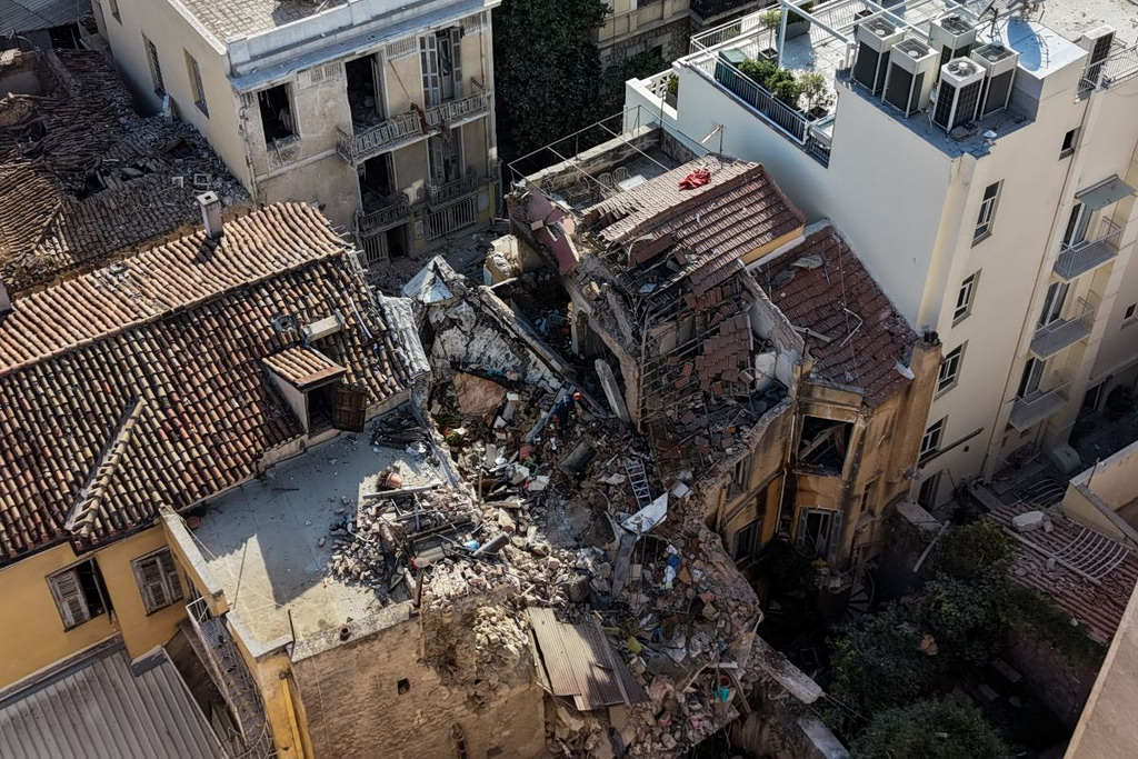 Πλάκα: Μία νεκρή στα συντρίμμια – Μάχη με τον χρόνο για τους 5 αγνοούμενους