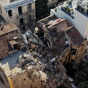 Πλάκα: Μία νεκρή στα συντρίμμια – Μάχη με τον χρόνο για τους 5 αγνοούμενους