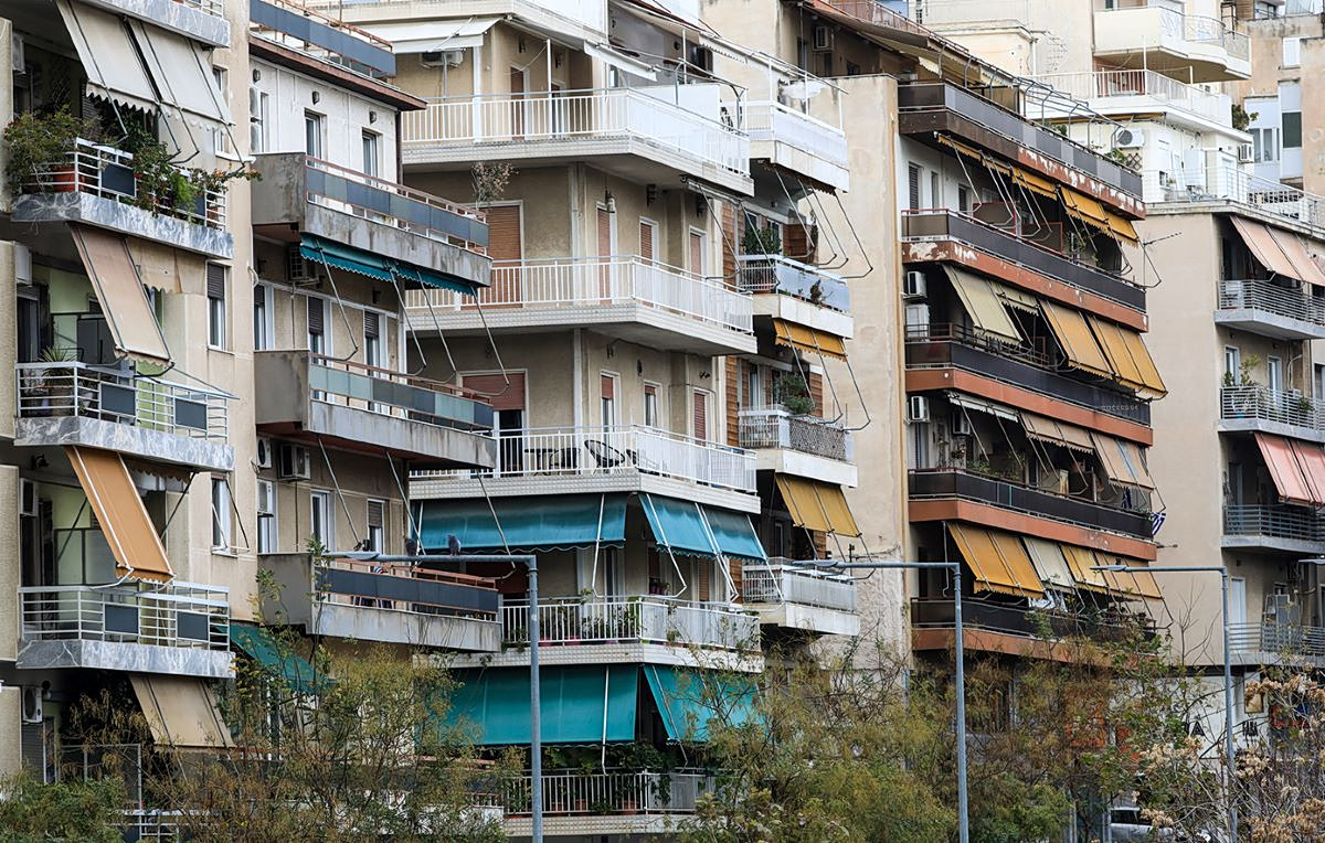Στεγαστικό: «Θηλιά» στα νοικοκυριά το κόστος για το «κεραμίδι πάνω απ’ το κεφάλι»