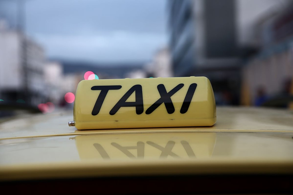 Ταξί: Αυξήσεις κομίστρου για αεροδρόμια και αναμονές