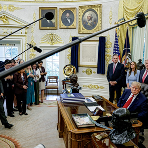Τραμπ: Απαγορεύει την πρόσβαση των CNN, MS NOW και Politico στον Λευκό Οίκο