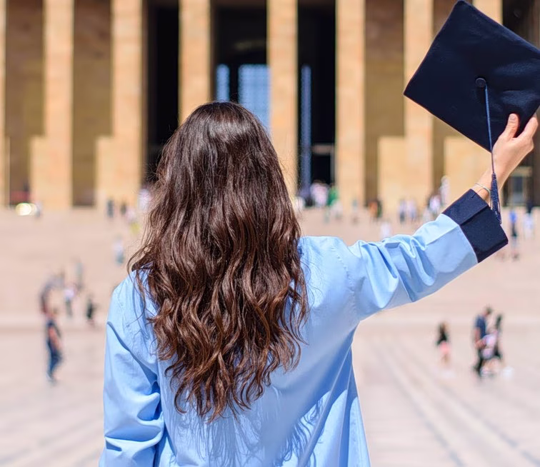 Greece Trails EU-27, Eurozone on Youth With University Degrees