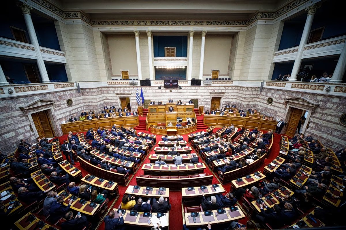 Προς κύρωση στη Βουλή δύο αμυντικές συμφωνίες με τη Γαλλία και τη Σερβία