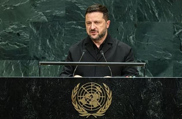 ΟΗΕ: Ο Ζελένσκι καταγγέλλει την «παραφροσύνη» του Πούτιν και επικρίνει τη Γαλλία