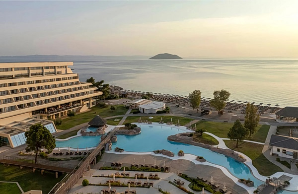 Πόρτο Καρράς: Προσδοκίες ανάκαμψης με την ανακαίνιση του Σιθωνία