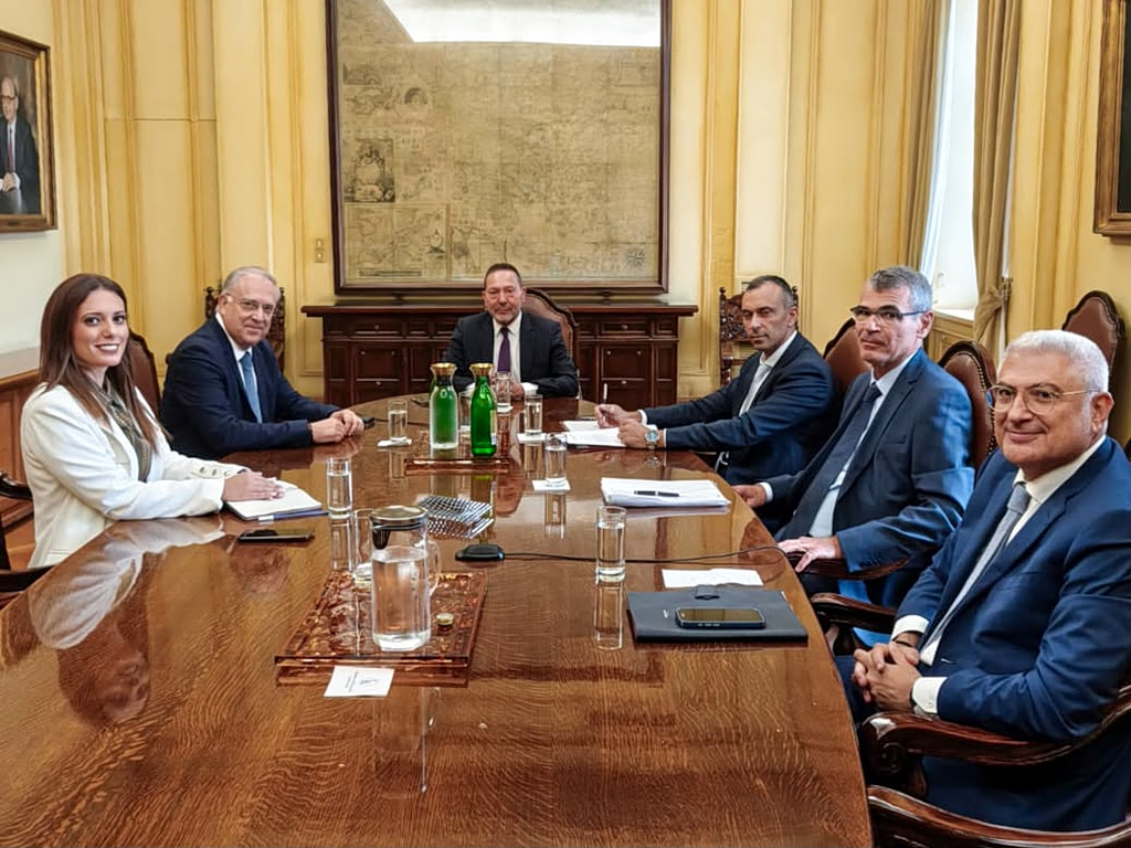 Θεοδωρικάκος: Συνάντηση με τον Γιάννη Στουρνάρα – Στο επίκεντρο οι επενδύσεις